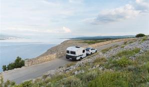 Bild som illustrerar Sverige leder den europeiska campingtrenden: Så väljer du rätt husvagn Sverige är Europas främsta husvagnsnation och intresset för att
